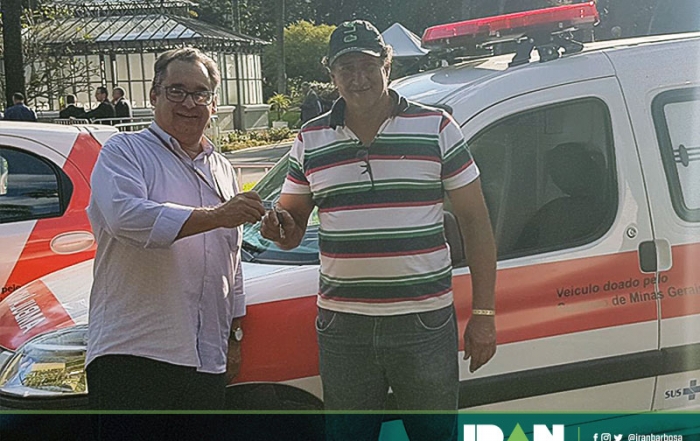 Representante do município de Centralina, Luiz Henrique Fernandes, recebendo uma ambulância
