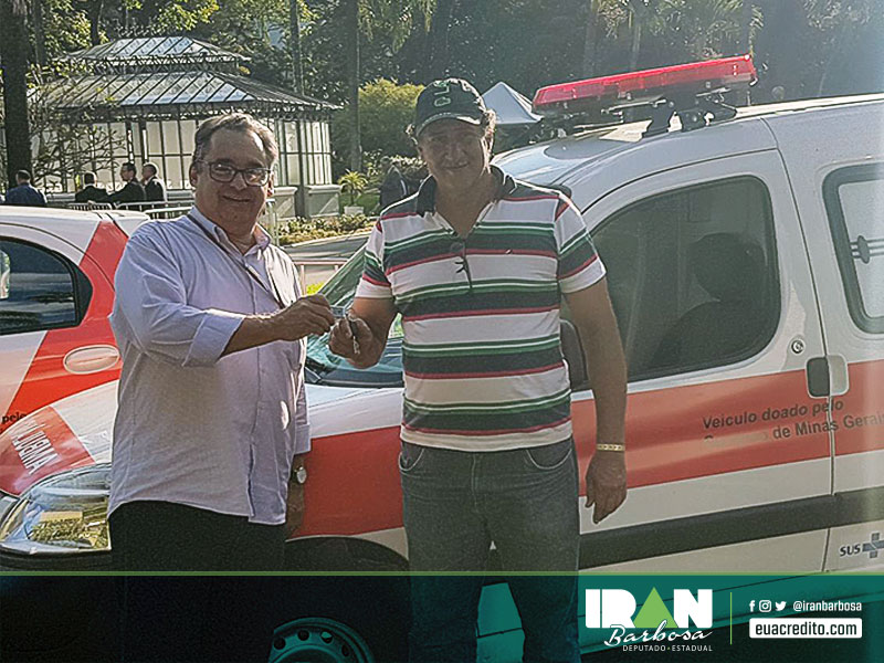 Representante do município de Centralina, Luiz Henrique Fernandes, recebendo uma ambulância